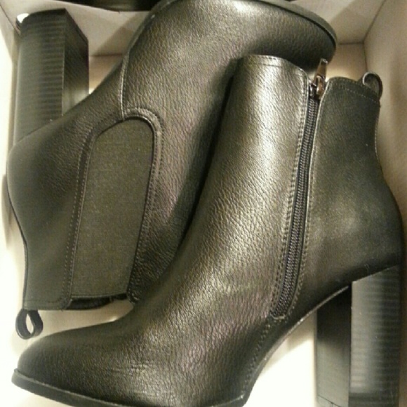 Black Metaphor heeled boots w/side zipper