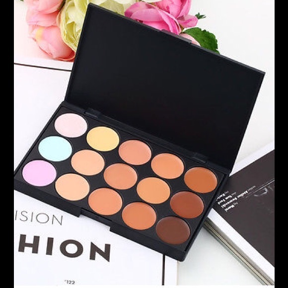 HOT 15 Colors Beauty Contour Kit includes sponges.