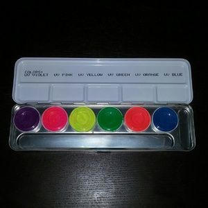 🚩SOLD🚩     Kryolan UV-Dayglo Palette