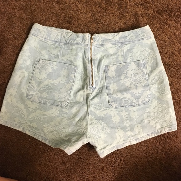 Lace patterned high-rise short shorts - Picture 2 of 3