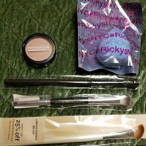 Brand new makeup brushes & Mannakadar eyeshadow