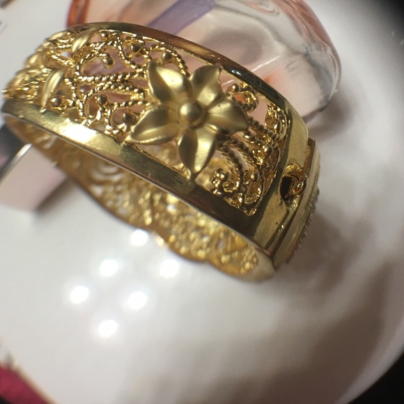 SMASHING! In a statement bracelet! - Picture 3 of 4