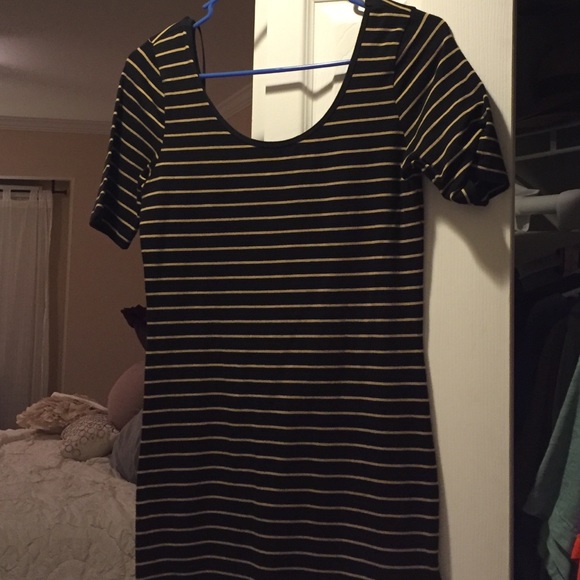 Fitted dress. Low back cut. Gold and black! - Picture 1 of 3