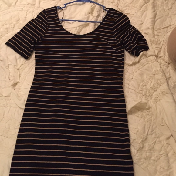 Fitted dress. Low back cut. Gold and black! - Picture 2 of 3