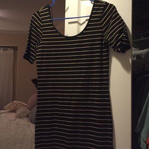 Fitted dress. Low back cut. Gold and black!