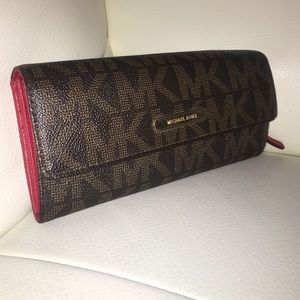 🚫SOLD- Leather Wallet - Michael Kors - Red Inside