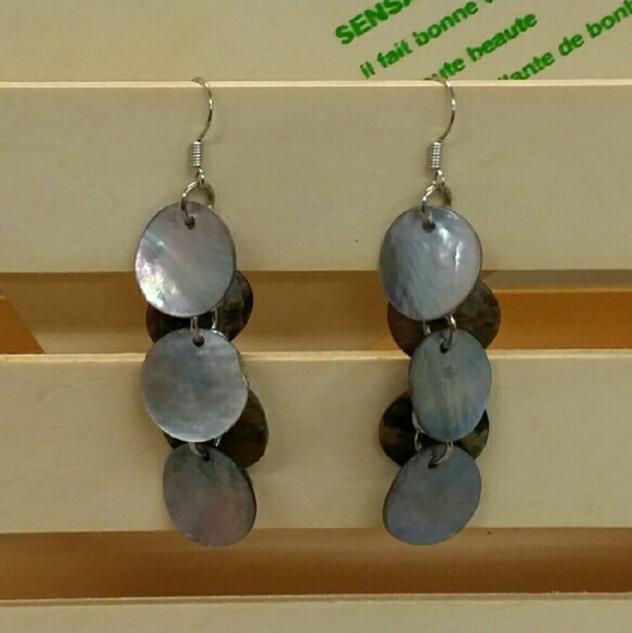 🔻PRICE DROP🔻Cute Mother of Pearl Dangle Earrings