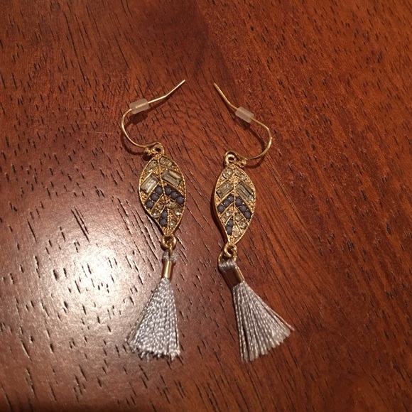 Beaded leaf earrings with tassels- silver - Picture 1 of 1