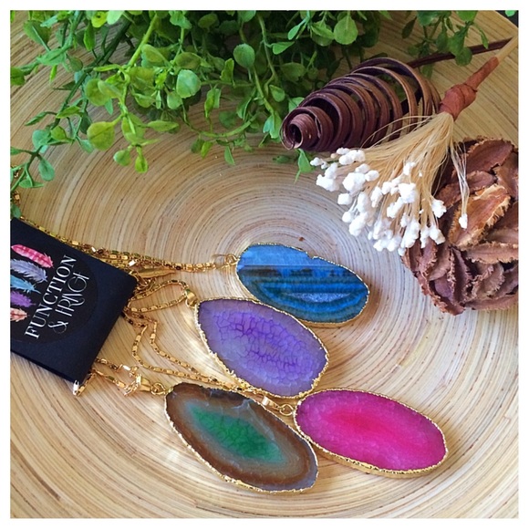 🌟SALE🌟H/P! Agate Gold Plated Pendant Necklace! - Picture 3 of 4