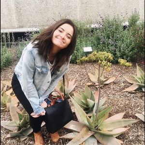 Meet your Posher, Caitlin