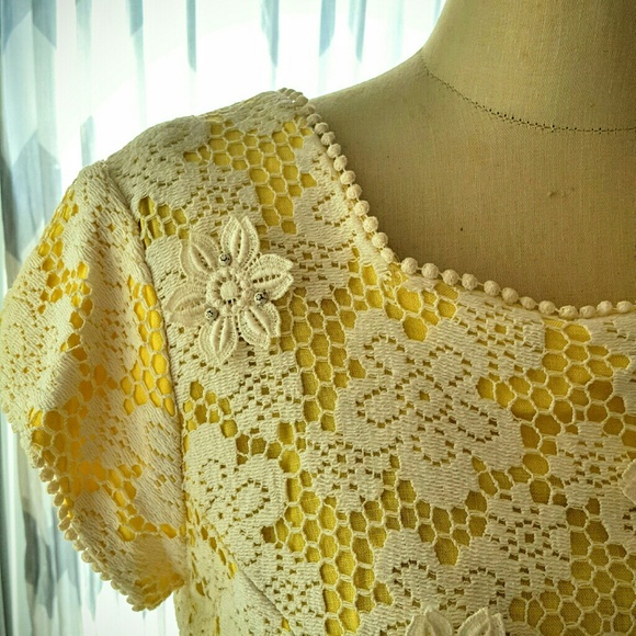 Renmor Dresses & Skirts - VINTAGE crocheted shift dress