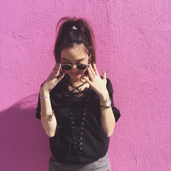 Round black ray bands.