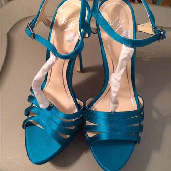 NWOT sz 6 Colin Stuart heels