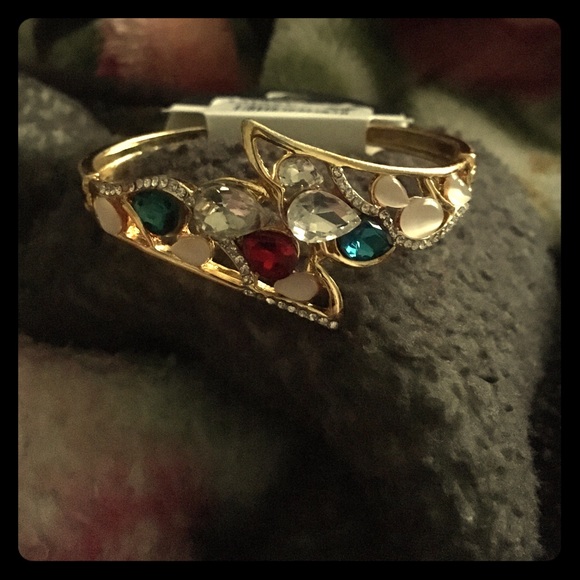 Bracelet with genuine stones and crystals