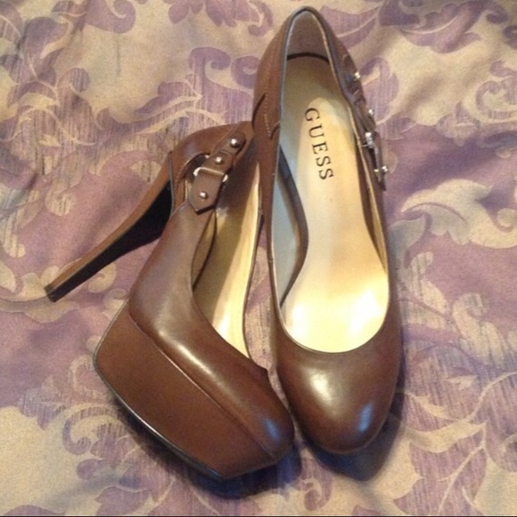 Guess pumps