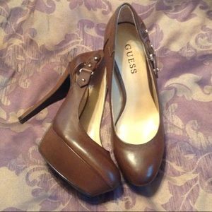 Guess pumps