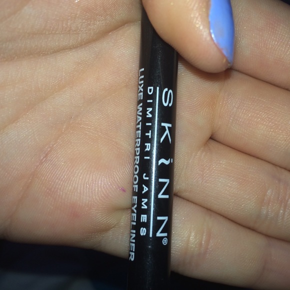 Eyeliner - Picture 1 of 3