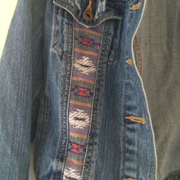 Levi Strauss jean jacket with embroidered details. - Picture 2 of 2