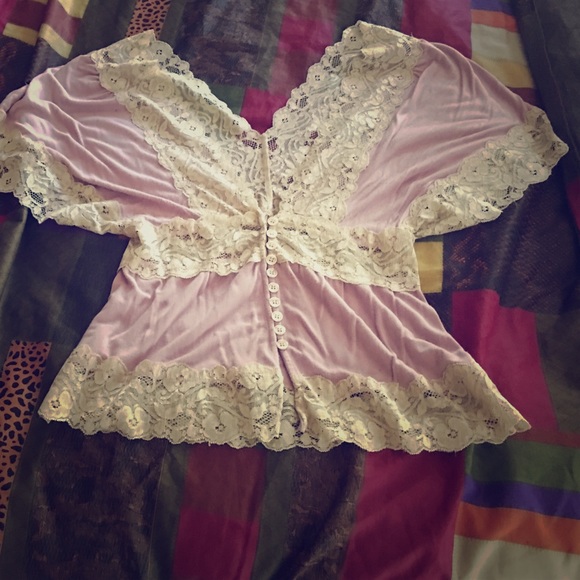 Pink and cream short sleeve top with lace!!