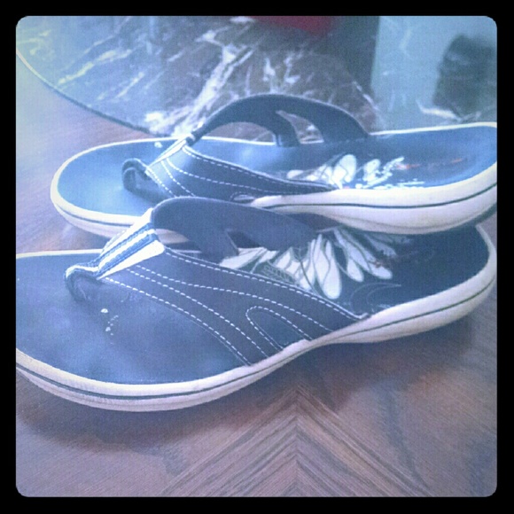 Price drop! Clarks navy and white flip flops 7