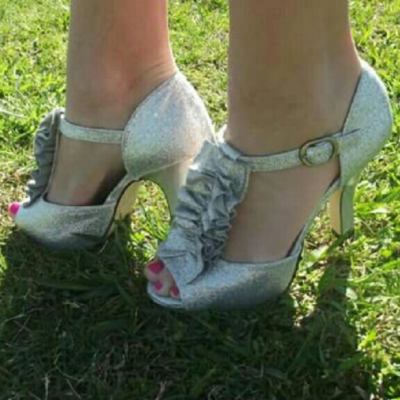 Price drop! Silver glitter heels. Sz 5.5