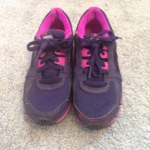 Purple Nike tennis shoes Dual Fusion ST2