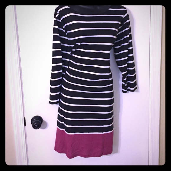 🆕 Black & white shift dress w/magenta color block