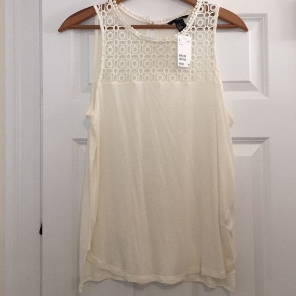 🎉HP!🎉 H&M Eyelet Top NWT - Picture 2 of 4