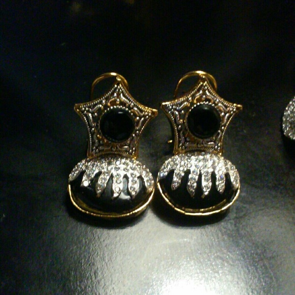 Earings in emerald and black onyx .