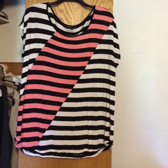 Flowy diagonal color blocked top