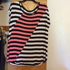 Flowy diagonal color blocked top