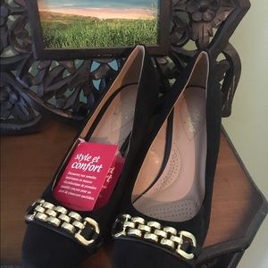 Beautiful velvet wedges.