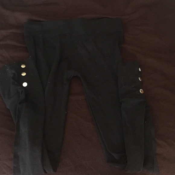 Leggings with silver buttons