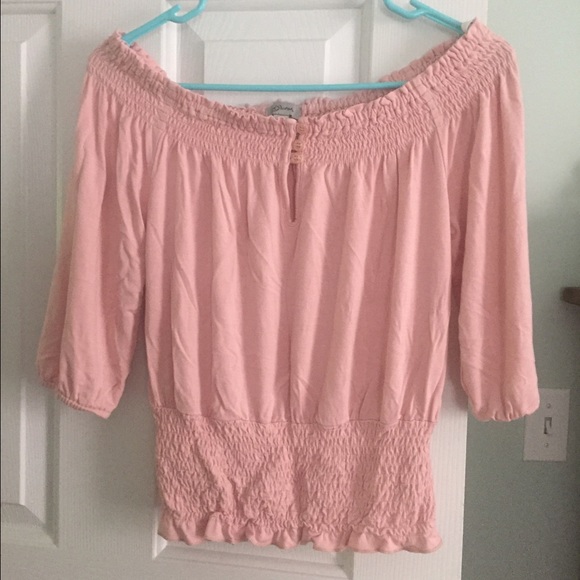 🌸Guess🌸 off the shoulder crop top