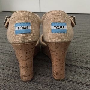 TOMS tan strappy wedges
