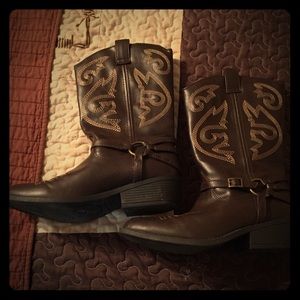 Brown cowgirl boots with tan stitching
