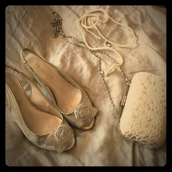 Heels and matching clutch, perfect Wedding combo!
