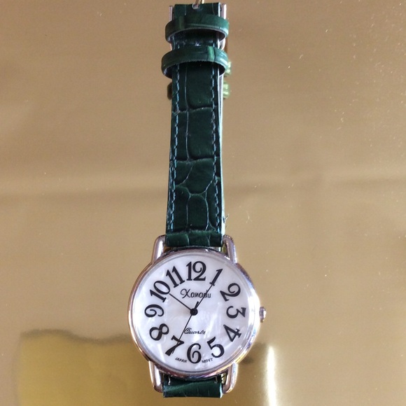 🆕 Mother of Pearl Watch with Leather Strap🌟