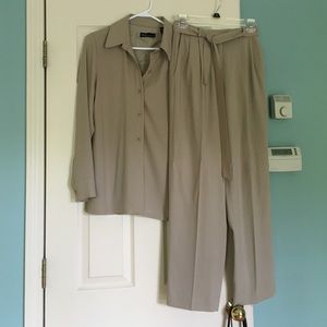 Pants suit
