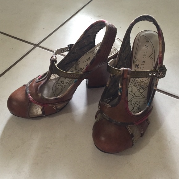 Bobbi Blu tan/multi color heels