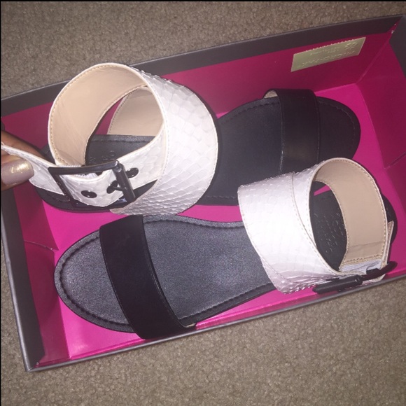 Vince Camuto sandals sz 9