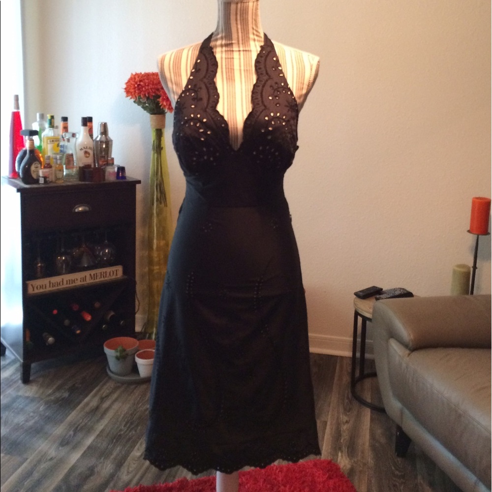 Detail backless black dress.