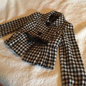 Beautiful black and white houndstooth jacket.
