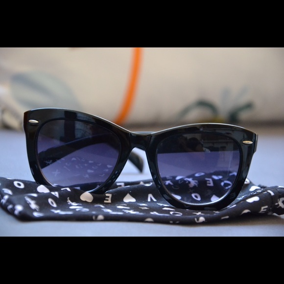 Express sunglasses with UV protection