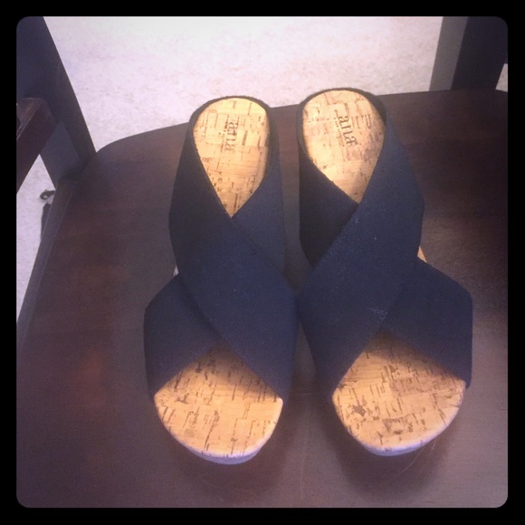 A.N.A. Black slip-on wedges
