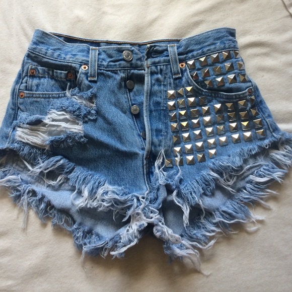 High waisted destroyed Levi shorts