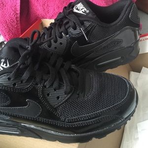 Air max 90 black/metallic silver.