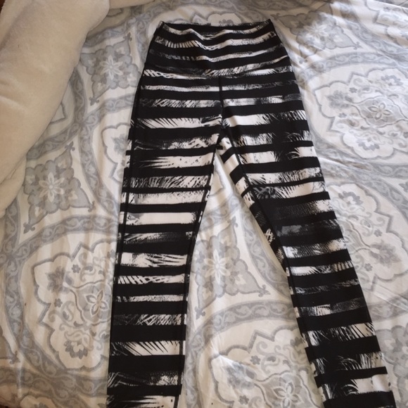 LuluLemon 7/8 black and white stripped leggings