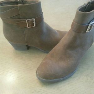 Trendy boots never been worn