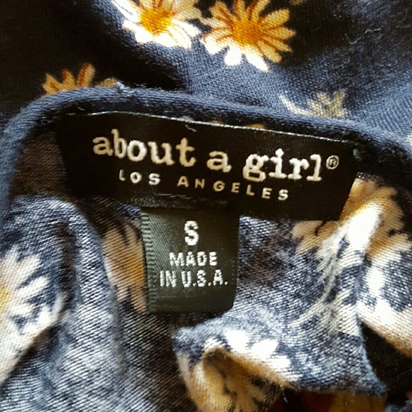 Daisy Crop Top - Picture 2 of 2